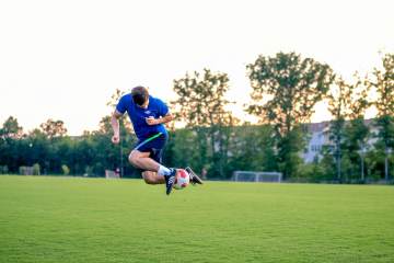 先2-1再3-1！世界杯B组尘埃落定，亚洲冠军垫底告别世界杯（配图示意）